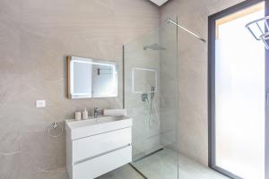 Chic Villa Jacuzzi and Green Space