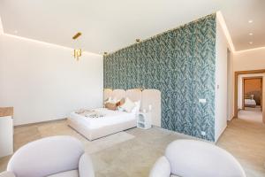 Chic Villa Jacuzzi and Green Space