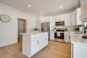 4 Mi to Surf City Beaches! Family Coastal Retreat