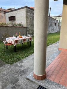 Marias house in the center with garden