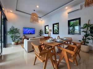 2BR Tropical Private Pool Villa in Central Canggu