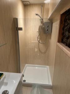 Ground floor period apartment near quay