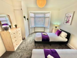 Relaxing Three Bedroom with Hot Tub and Parking - Close to Bournemouth Beach - Sleeps 6