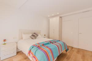 Downtown apartment a short walk from the beach by Domidai