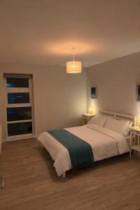 Stylish 2 bed Apartment, Rainham - Private Parking