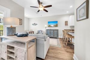 Hidden Lake Condos 222, short walk to Gulf Place!