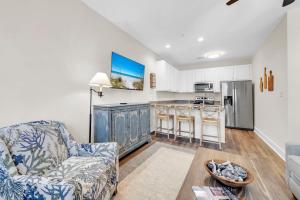 Hidden Lake Condos 222, short walk to Gulf Place!