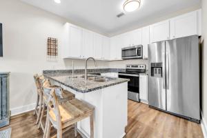 Hidden Lake Condos 222, short walk to Gulf Place!