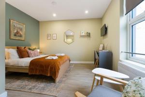 1-Bedroom Apartment on Linthorpe Road, Middlesbrough with Free WiFi, Free Private Parking, Smart TV & Self-Catering Kitchen