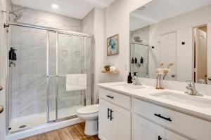 Cozy Beach Retreat Sleeps 10 and Pet Friendly