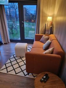 Chalet moderne avec grandes baies vitrées et espace plancha