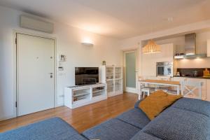 2 Bedroom Luxury Apartment near Sea with Kitchen