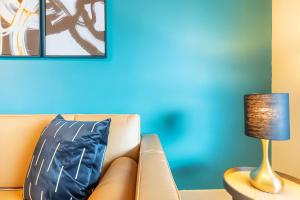 Chic King 1BR Downtown Access Pool Parking Gym