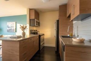 Chic King 1BR Downtown Access Pool Parking Gym