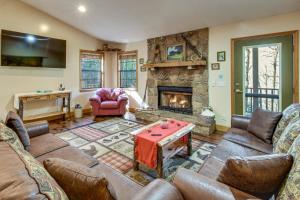 Hot Tub and Streamside Bliss! Topton Mtn Haven