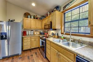 Hot Tub and Streamside Bliss! Topton Mtn Haven