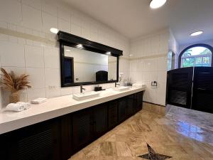 Oris Chic & Tropical Suite, Breakfast