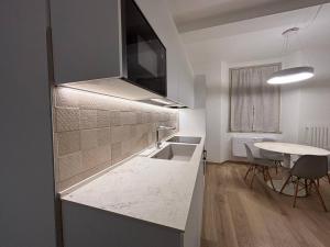 Riva Real Estate - Lake Central Suite