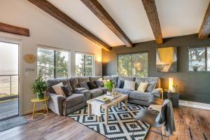 Modern Heavenly Ski Resort Mountain-Top Retreat