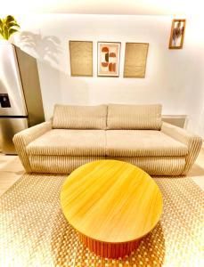 Vase dhonneur HOME proche de la gare de Corbeil ,de laéroport dOrly & de Winnoland