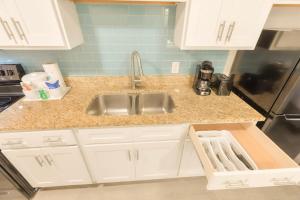 New | Special Rates | 2-Queen Suite | 10 Pools | Bars and Restaurants