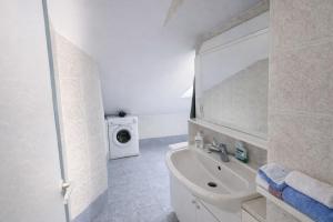 Terrazza Mediterranea - Casa Vacanze Fronte Mare - Mediterranean Terrace - Vacation Home Facing the Sea