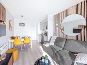 Apartment Garden and Sea 2-4 pers-vue mer-piscines by Interhome