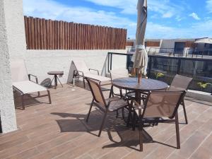 Duplex em Condomínio à 150m da praia para 06 pessoas