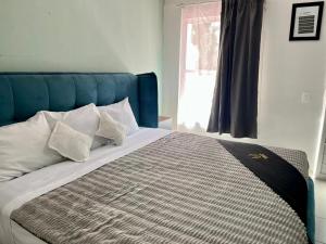 11 VENATOR House Boutique