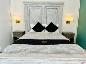 12 VENATOR House Boutique