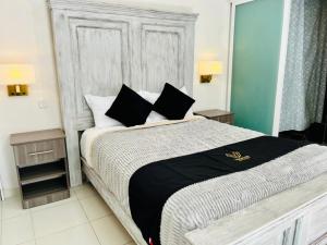 12 VENATOR House Boutique