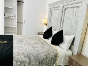 12 VENATOR House Boutique