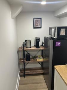 Cozy Basement Studio with Private Bathroom and Kitchen