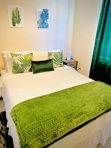 Luxury Beds, Great Layout | Central 2BR Apartment