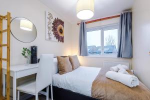 Stylish Lawnswood Lodge - Premium 3BR for Business & Leisure Stay Near Etihad & City Centre - Hosted by Parydise Properties
