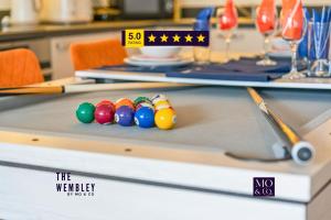 Wembley Stadium Luxury apartment upto 9 guests - Balcony views, Netflix, Pool & Ping Pong