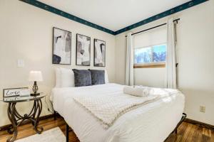 Ravine Abode! Modern Escape w Hot Tub & Upper Deck