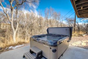 Ravine Abode! Modern Escape w Hot Tub & Upper Deck