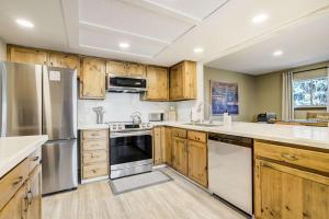 Ravine Abode! Modern Escape w Hot Tub & Upper Deck