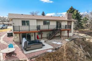 Ravine Row! Cozy Getaway w Hot Tub & Backyard