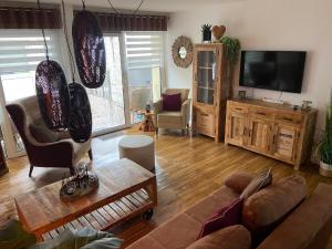 Sehr schöne ufernahe ebenerdige Ferienwohnung Pura Vida auf der Halbinsel Scheid