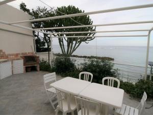 Apartment Wohnung Laura mit Blick aufs Wasser by Interhome