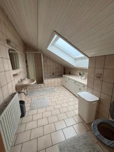 Modernes ruhiges Landhaus bei Kassel - Ganzes Ferienhaus mit 4 Schlafzimmern, Sauna & Garten