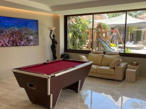 Holiday Home In der Nähe des Strandes- beheiztes Schwimmbad- Spielraum- Spielzimmer- etc by Interhome