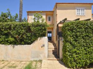 Holiday Home Gemütliches Ferienhaus in Urbanització Sestanyo by Interhome
