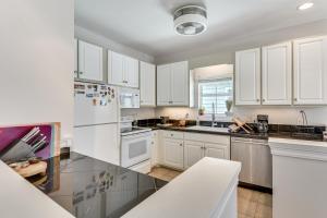 Walkable Dtwn Fort Walton Beach Condo with Balcony!