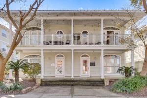 Walkable Dtwn Fort Walton Beach Condo with Balcony!