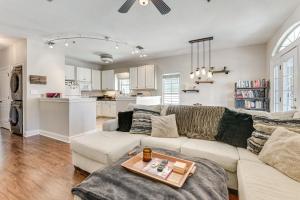 Walkable Dtwn Fort Walton Beach Condo with Balcony!