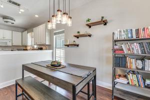 Walkable Dtwn Fort Walton Beach Condo with Balcony!