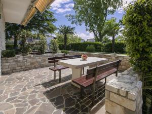 Apartment Apartment Nika1 Umag mit Pool und Whirlpool 400 Meter vom Strand entfernt by Interhome